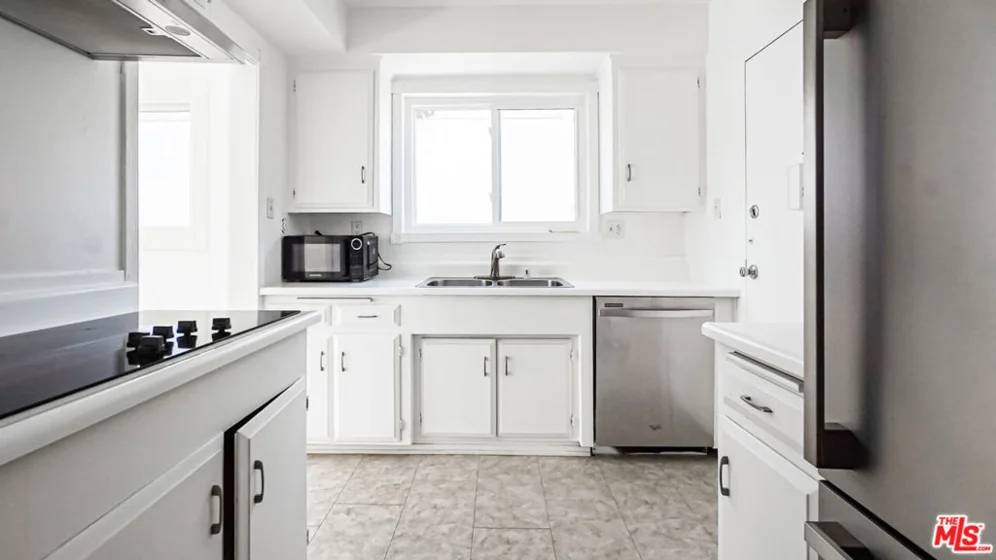 1525 N Hayworth Avenue #204 photo 8