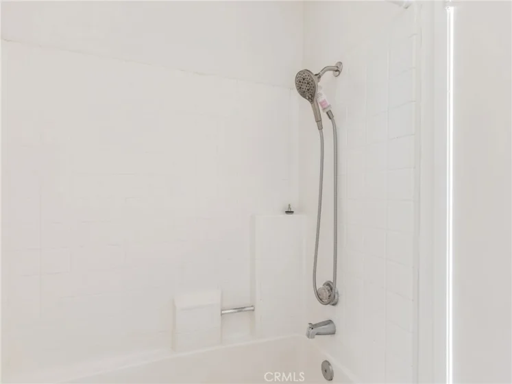 194 Greenmoor photo 22
