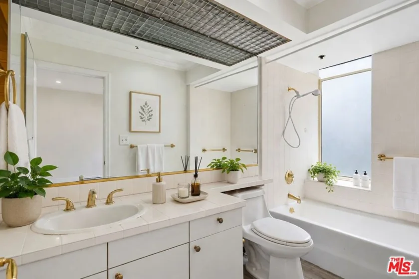 10724 Wilshire Boulevard #211 photo 4