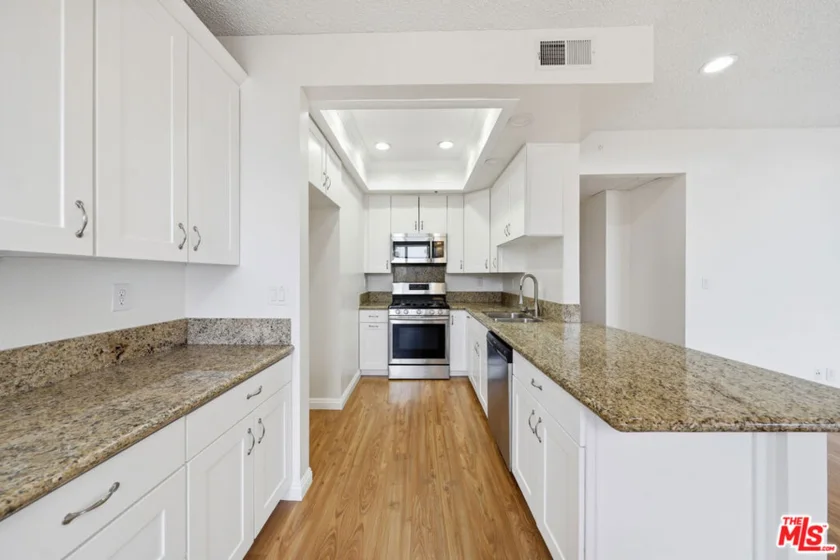 533 S St Andrews Place #313 photo 4
