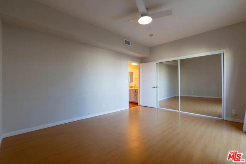5135 Zelzah Avenue #305 photo 24