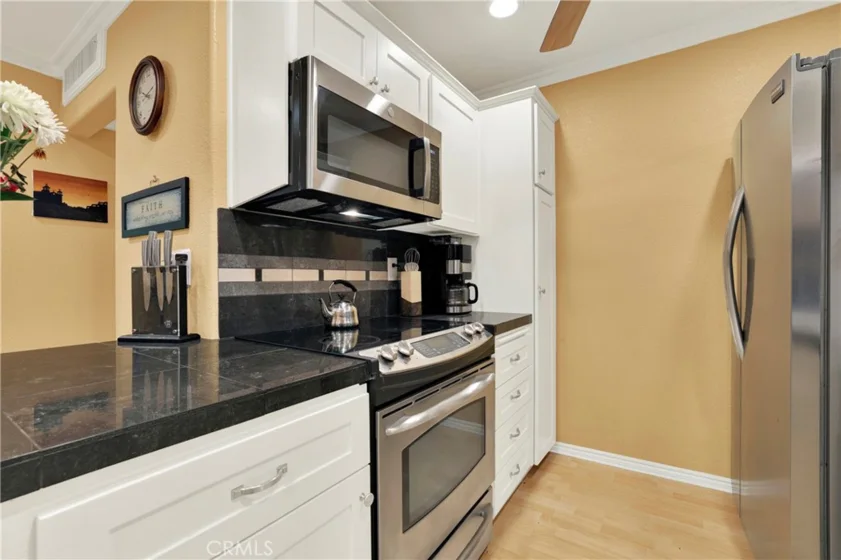 552 N Bellflower #303 photo 11