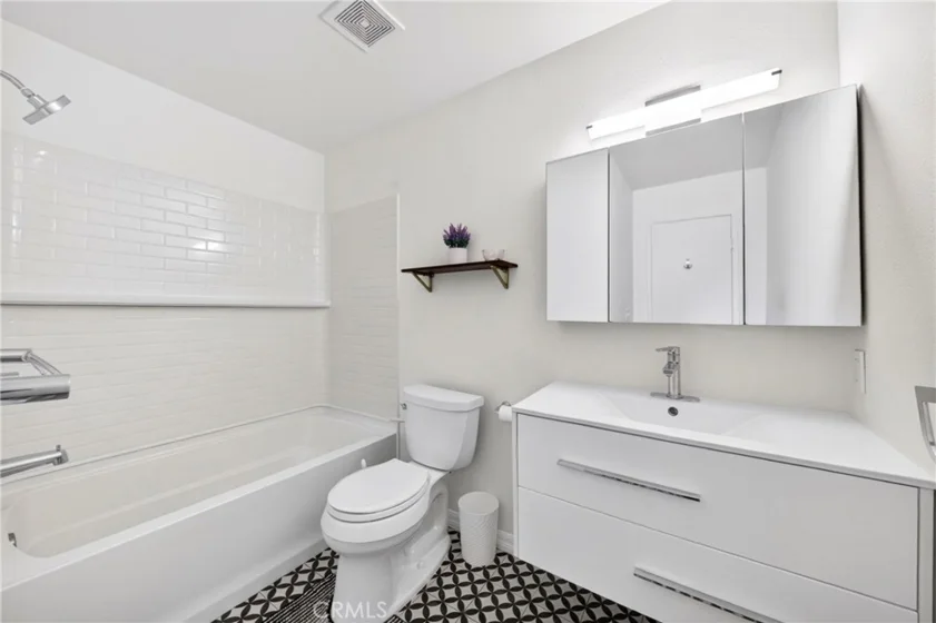 15020 Victory Boulevard #104 photo 19