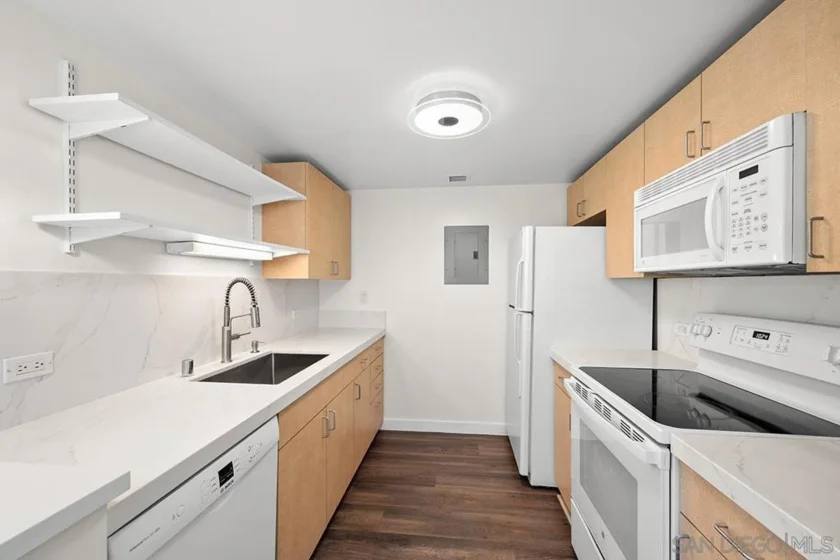 425 W Beech Street #721 photo 28