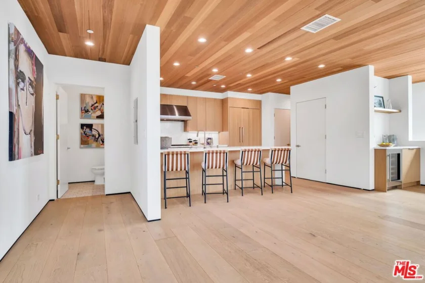 611 Broadway Street photo 17