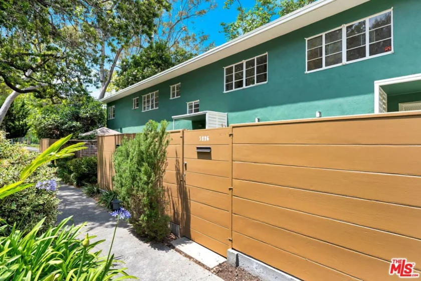 5226 Village Green photo 2