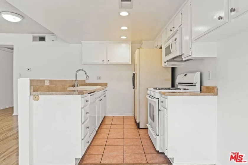 2700 Cahuenga Boulevard #2216 photo 9