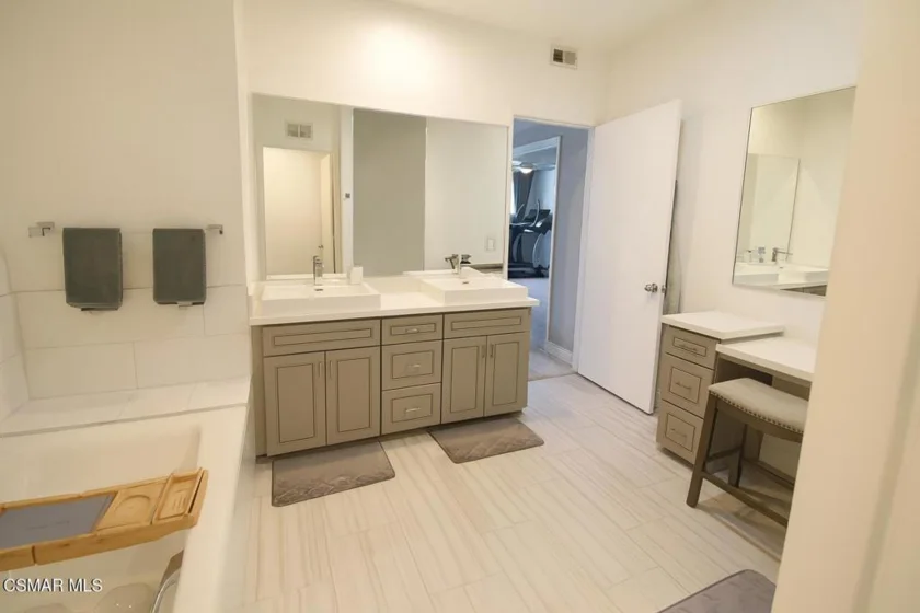 5350 White Oak Avenue #105 photo 29