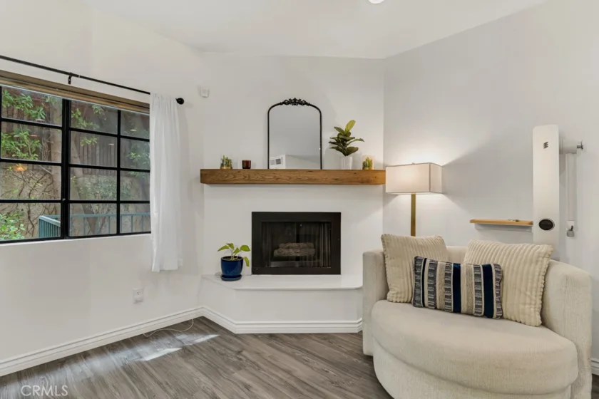 17914 Magnolia Boulevard #121 photo 7