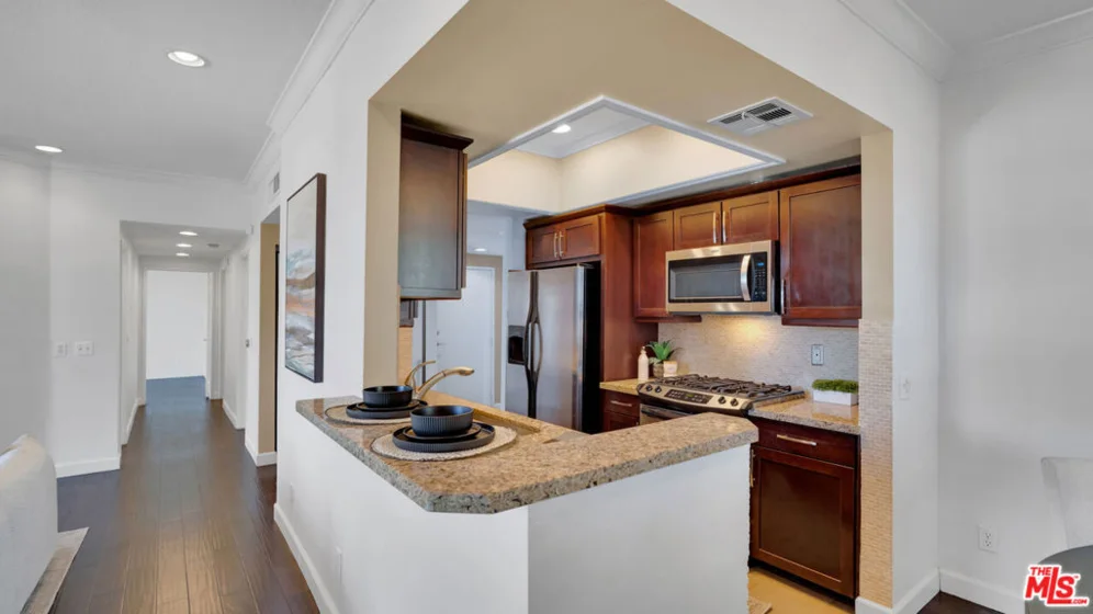 13920 Moorpark Street #106 photo 11