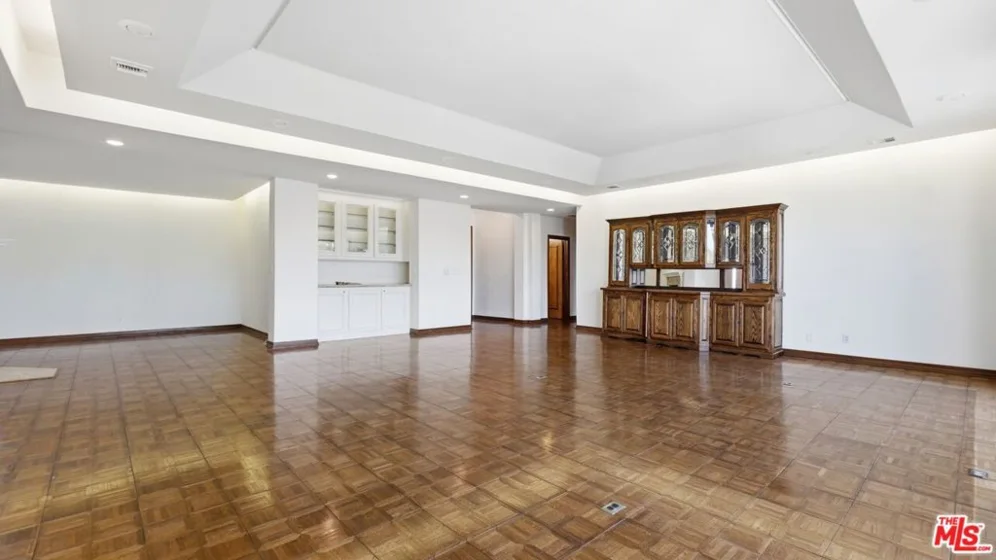 1220 Roxbury Drive #302 photo 52