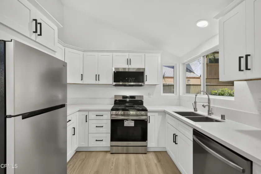 22330 Victory Boulevard #604 photo 17
