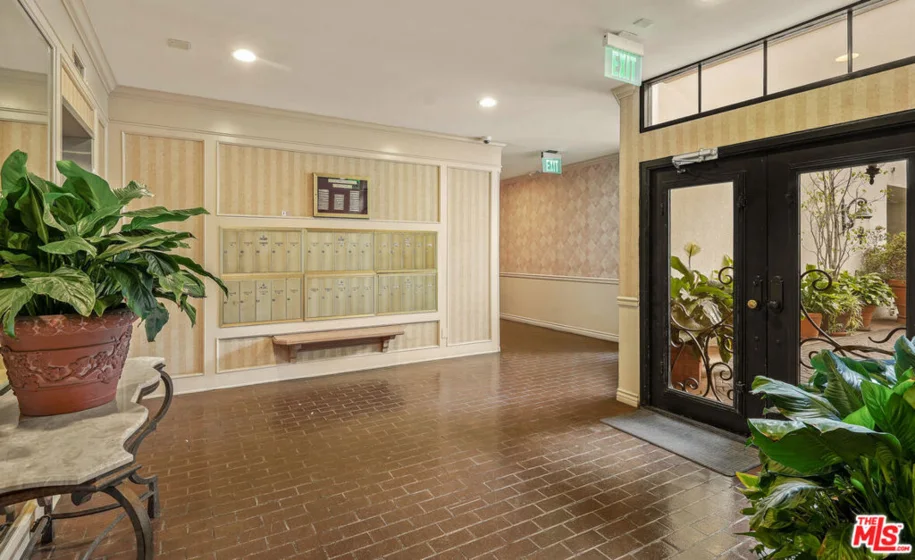621 S Barrington Avenue #110 photo 19