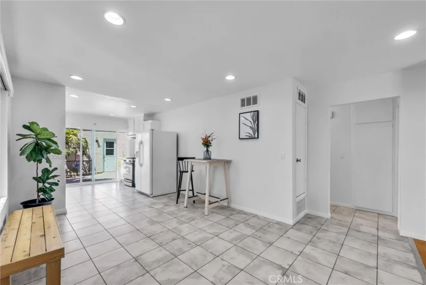 2142 W Liverpool Lane photo 3