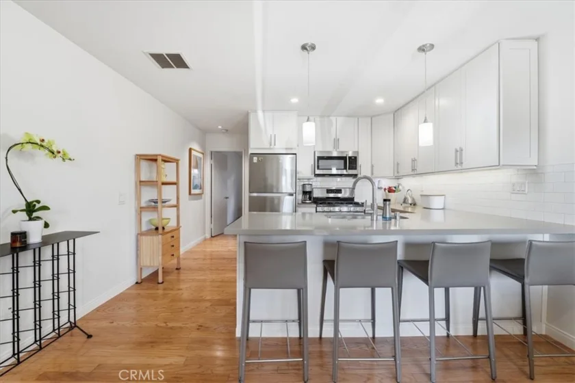 1280 Robinson #B photo 1