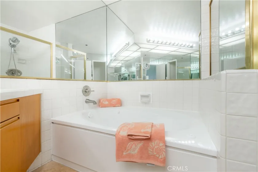 1310 E Ocean #401 photo 35