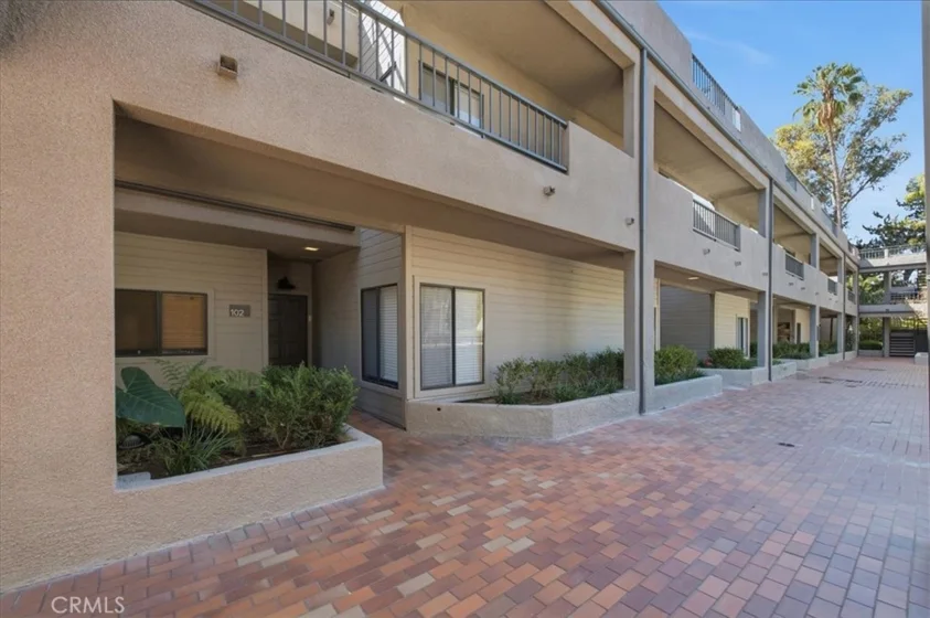 1310 E Orange Grove #102 photo 2