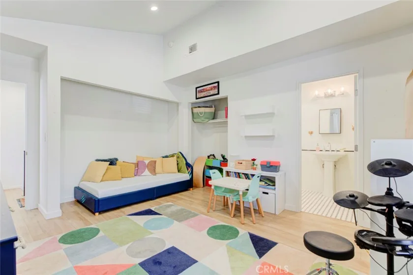 6847 Haskell Avenue #1 photo 25