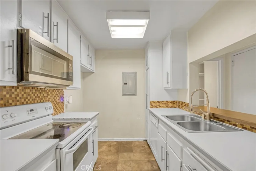 5460 White Oak Avenue #F105 photo 4