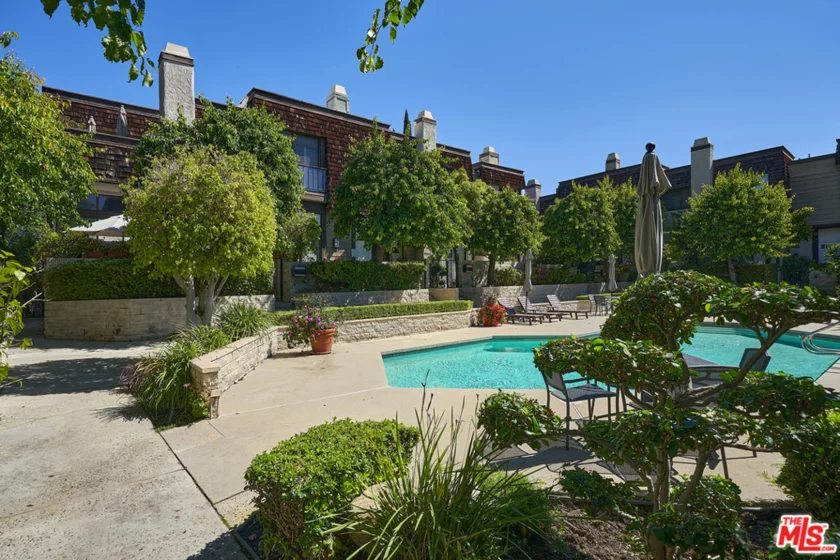 13851 Riverside Drive #17 photo 1