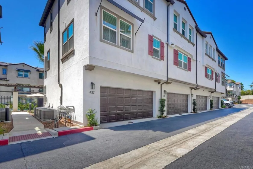 437 Carina Glen photo 5