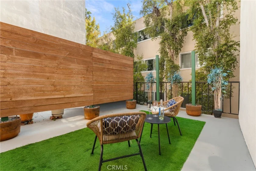 1045 N Kings #107 photo 1
