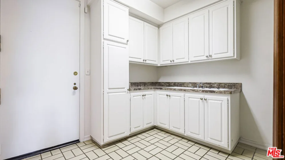 1220 Roxbury Drive #302 photo 39