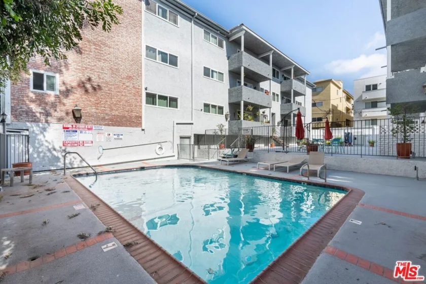 1262 S Barrington Avenue #204 photo 21