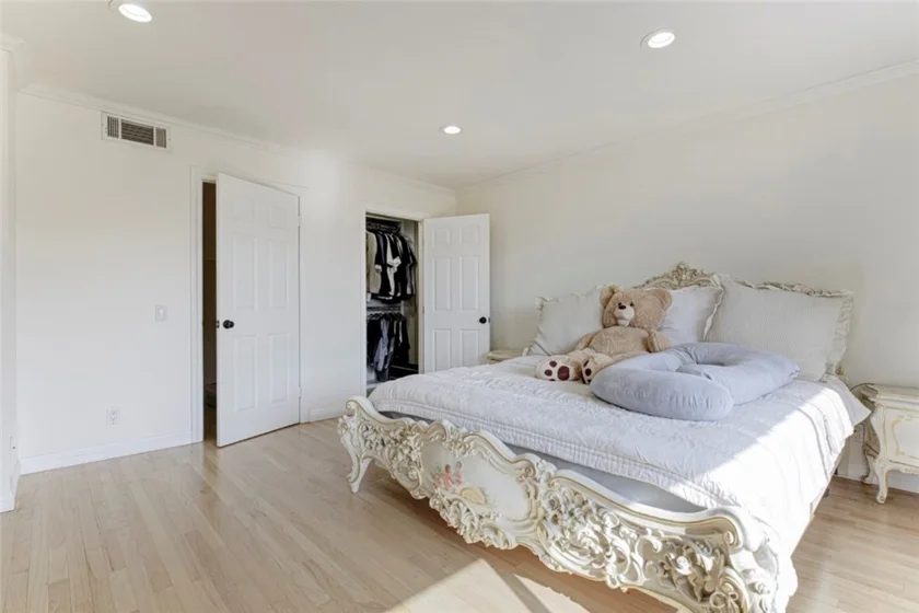 1349 N Columbus #16 photo 33