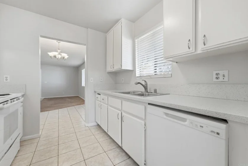 655 Beverly Place photo 7
