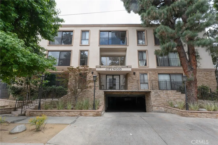 15344 Weddington Street #102 photo 4