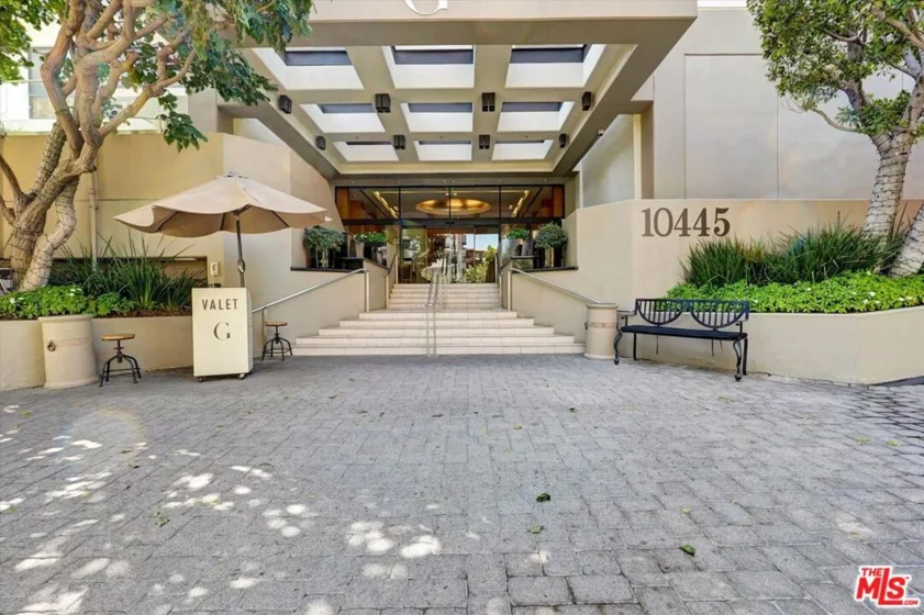 10445 Wilshire Boulevard #504 photo 2