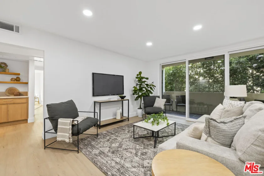1025 N Kings Road #113 photo 1
