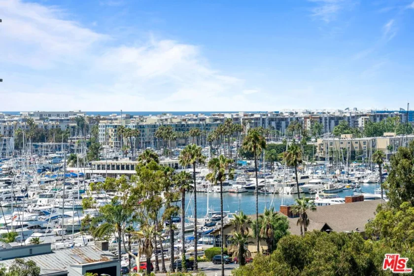13700 Marina Pointe Drive #915 photo 1