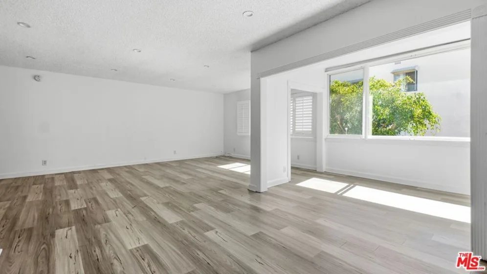 1525 N Hayworth Avenue #204 photo 4
