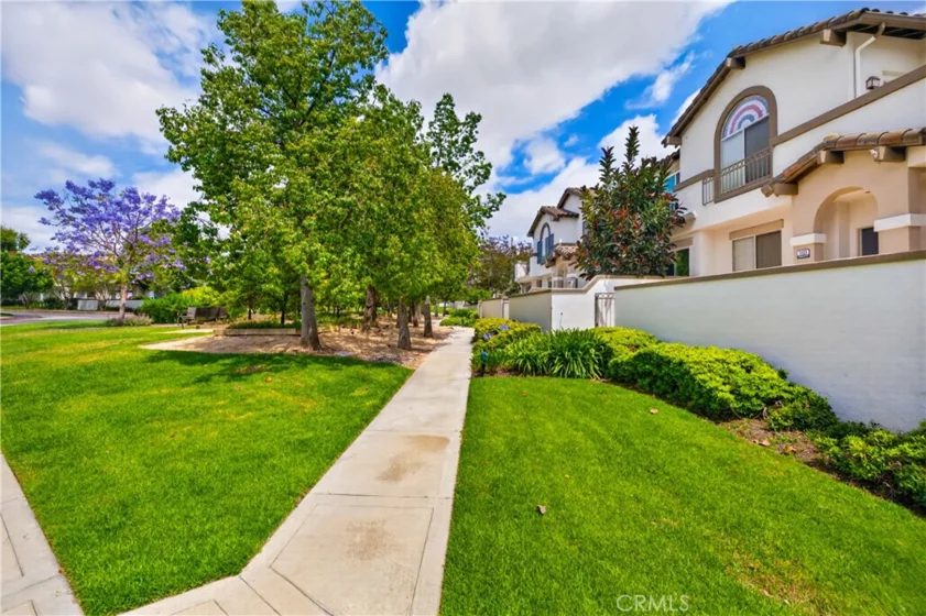 2329 Sunningdale photo 1