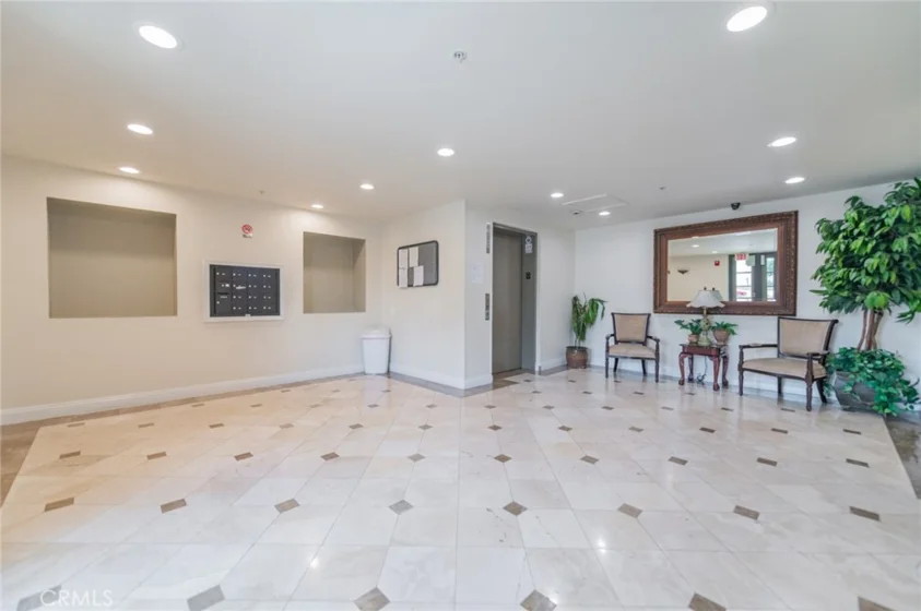 610 S Wilton Place #402 photo 28