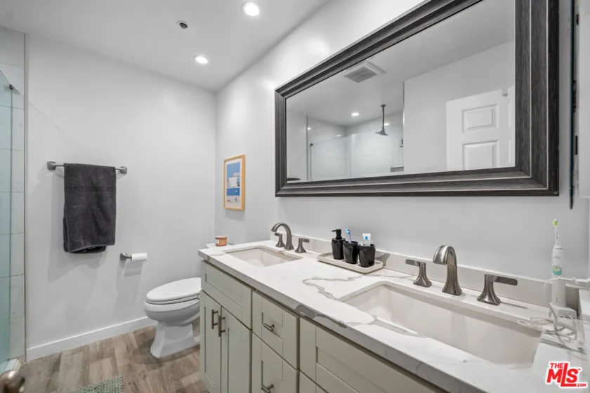 121 S Hope Street #517 photo 40