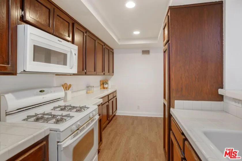 15231 Magnolia Boulevard #114 photo 10