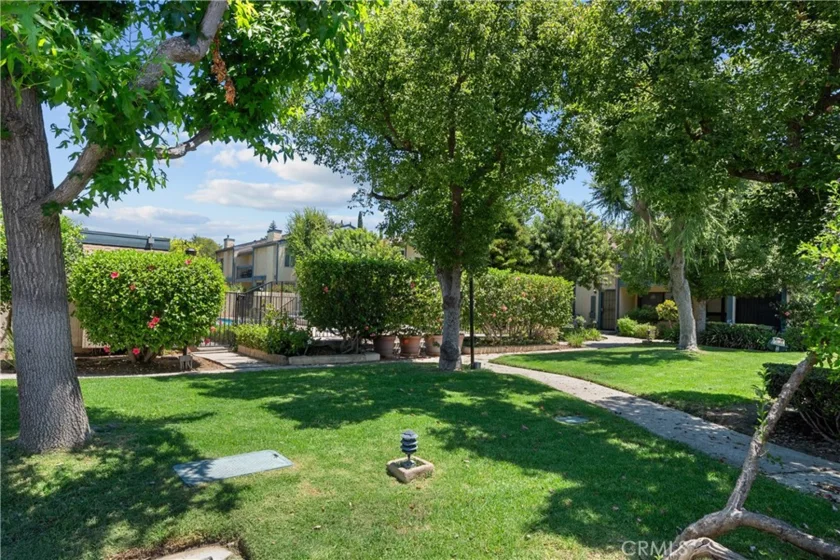 16745 Vanowen photo 18