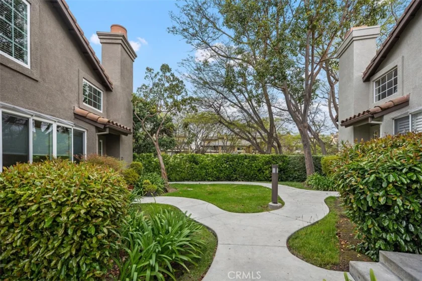 24 Liana Place photo 1