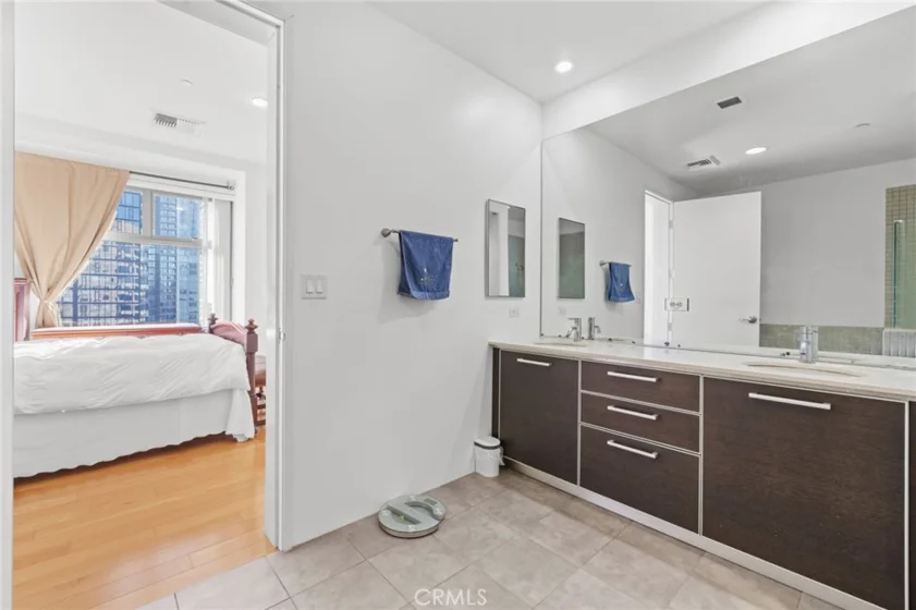 801 S Grand #1611 photo 3