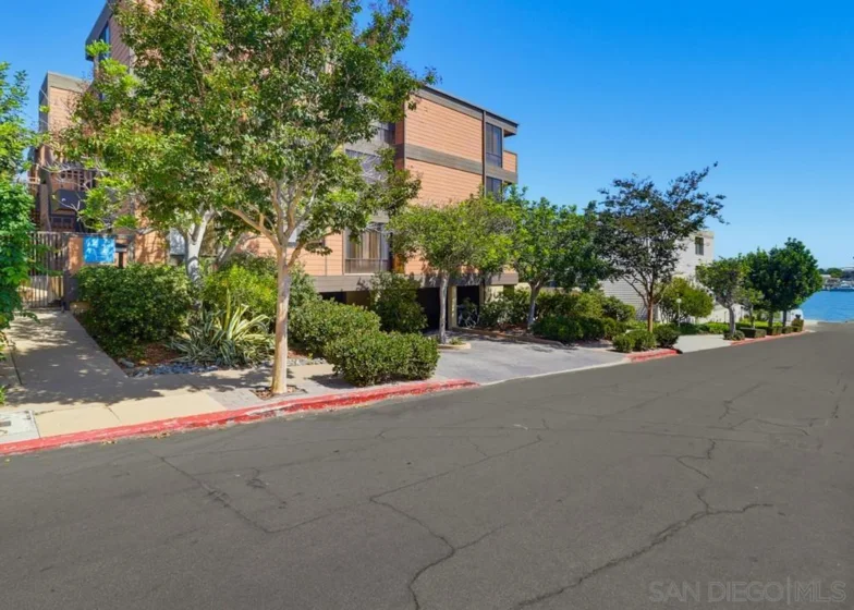 2942 Lawrence Street photo 3