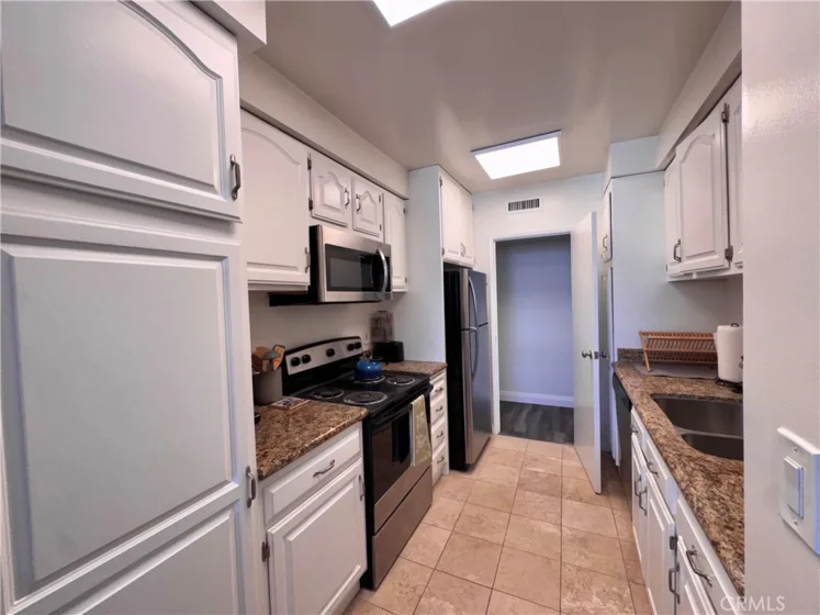 540 Kelton #502 photo 2