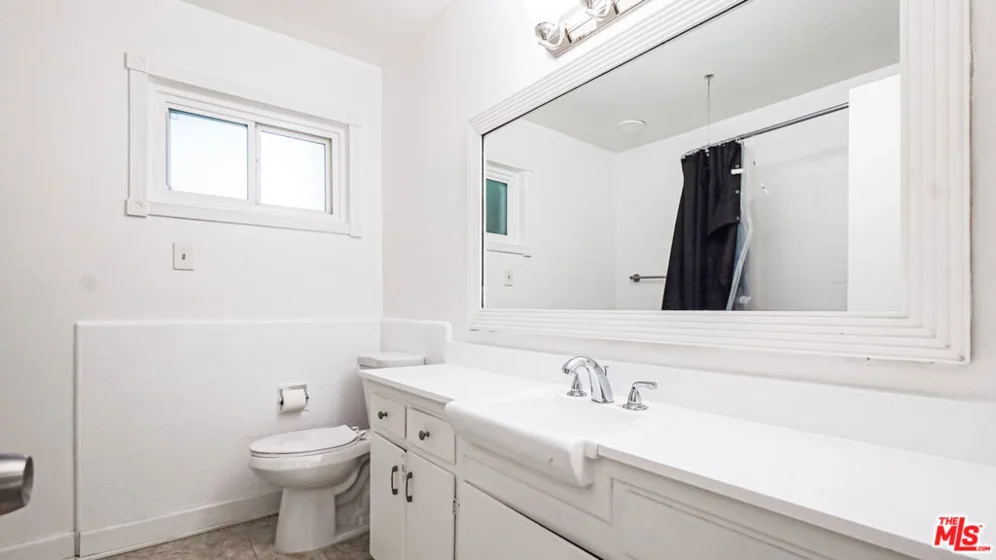 1525 N Hayworth Avenue #204 photo 16