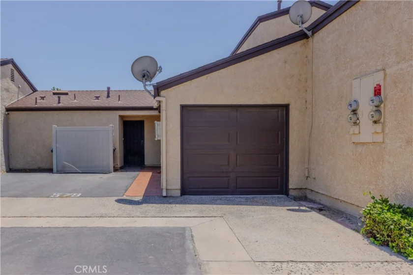 579 Parkview photo 1