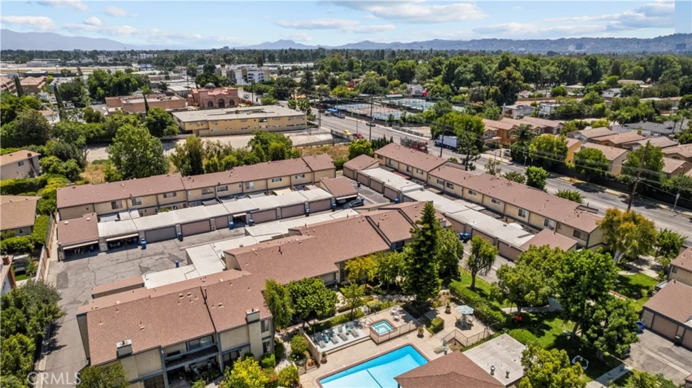 16745 Vanowen photo 21