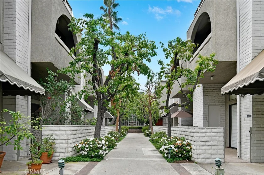 5335 White Oak Avenue #A photo 1