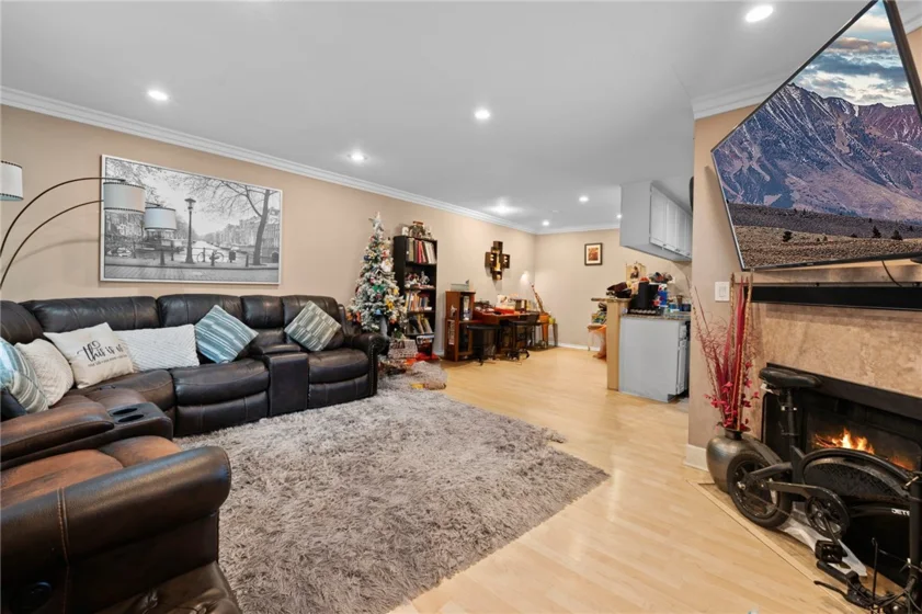 7035 Woodley #205 photo 2