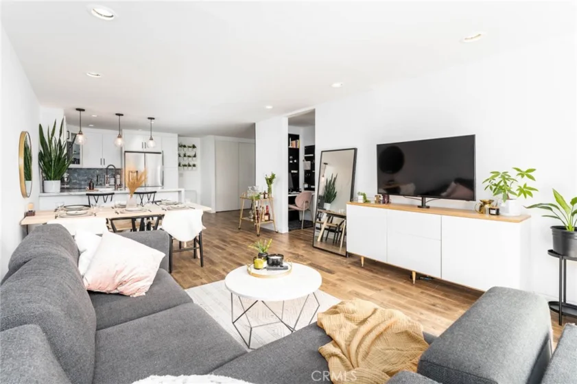 1344 N Martel Avenue #201 photo 1